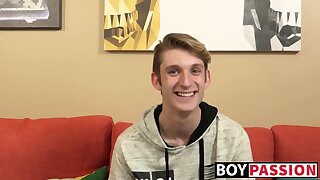 Twink beauty Chris Tucker wanks off hard after interview