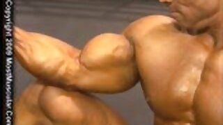 Daryl Gee trains biceps