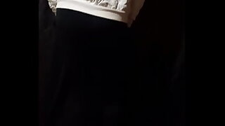 crossdresser satisface su culo