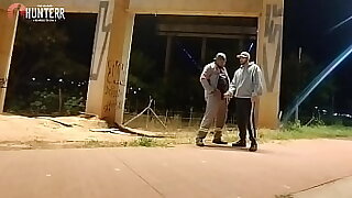 Motoqueiro v&ecirc; Trabalhador mijando volta e oferece uma mamada