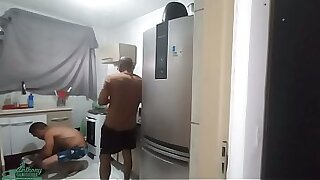 Contratei um montador de moveis pra montar o arm&aacute;rio da cozinha no final o puto me deixou brincar com as ferramentas