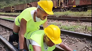 OS OPERARIOS PEGARAM PESADO NA HORA DO ALMO&Ccedil;O FUDERAN O COLEGA PASSIVO E DERAM MUITO LEITE DE SOBREMESA &lpar;TEASER&rpar;