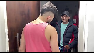 RECEBI UMA ENTREGA E PEDI PRO ENTREGADOR SUBIR&period; ELE ME COMEU COMO PAGAMENTO E AINDA ME DEU LEITE NA BOCA&period;