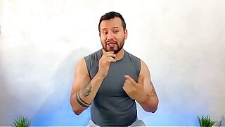 Mecanico Venezolano de motos dotado deja que su vecino le orde&ntilde;e la verga a cambio de favores&excl; Relato sexual