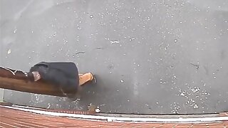 Guy pissing behind lamppost - ThisVid.com