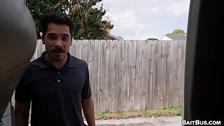 Homme chic avec une grosse bite se détend dans une camionnette