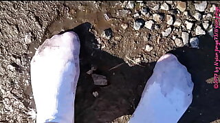 Wei&szlig;e Socken in der Pf&uuml;tze