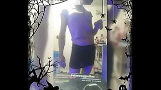 Prob&aacute;ndome varias prendas y ropita dici&eacute;ndome de mariquita mostrando lo mariquita que soy