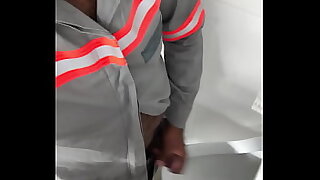 Trabalhador cola&ccedil;&atilde;o a rola pra fora do uniforme e come&ccedil;a a bater uma e come&ccedil;a a bater uma