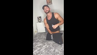 Jerking my cock in bed and cumming over myself – StripperJay