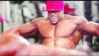 Muscle Advent Calendar 2024 Day 17: Ricardo Correia trains and flexes his huge arms
