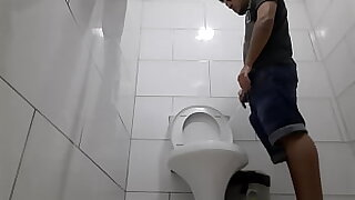 Novinho Flakael Estava na lanchonete bebendo uma Gelada&comma; e decidiu ir no banheiro da lanchonete da uma mijada longa e prazerosa do geito que voc&ecirc;s gostam
