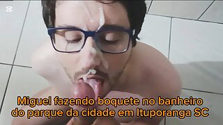 Negão tirou o pau pra fora no banheiro público do parque de Ituporanga e mandou o puto chupar, Miguel tirou toda a roupa e começou a ordenhar a pica do moreno até ficar com o rosto coberto dos jatos