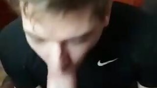 Сосёт