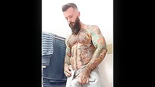 WOW WHO IS THIS HOT TaTTs DADDY ? ^^