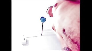 Probando un dildo en la ba&ntilde;era