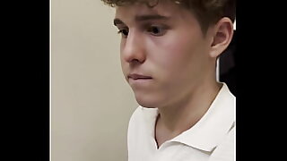 Twink con fimosis se masturba a escondidas en la comida familiar