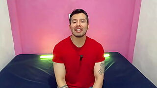 Militar musculoso dotado pre&ntilde;a el culo de un jovencito twink universitario&excl; Relato sexual