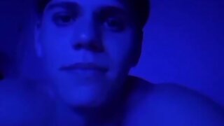 Otro hetero engañado se la jala para chica fake por ...