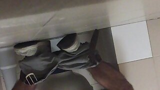 Studente universitario si sega nel cesso parte 3