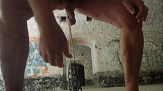 bdsm nu au fort abandonn&eacute;