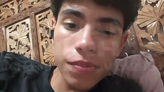 Moleque lindo gozando pro fake