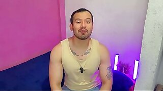 Conductor musculoso y joven twink se maman sus vergas dotadas en el auto y se llenan de leche&excl; Relato sexual