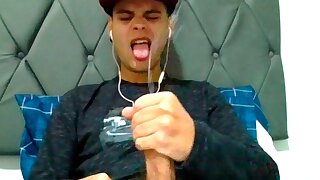 A lad wanking and shooting cum on his face on webcam