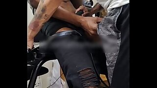 Cliente negro alto deixou eu sentir o pau grosso e acabamos nos tocando