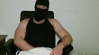 Dominanter Typ PhantomGentX k&uuml;sst deinen Hals und will dich hart ficken