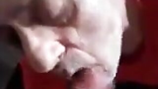 Frocio si fa sborrare in faccia. Face cum on Fag